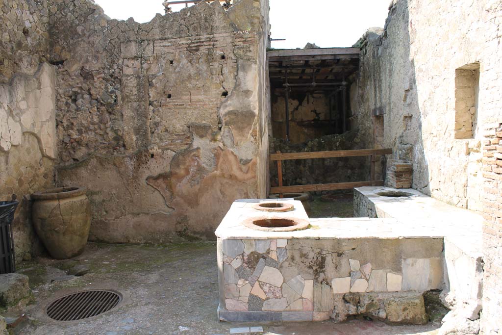 V.10 Herculaneum, March 2014.
Looking south across counter in shop-room towards a rear room with side entrance doorway at V.9, on right.
Foto Annette Haug, ERC Grant 681269 DÉCOR.